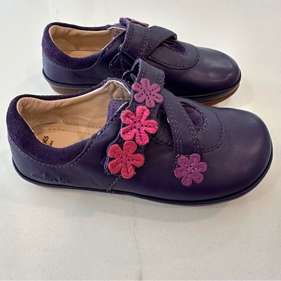 Clarks - Toddler Purple Shoe in Genuine Leather and Velcro Closure Flowers - 7W - Picture 3 of 10